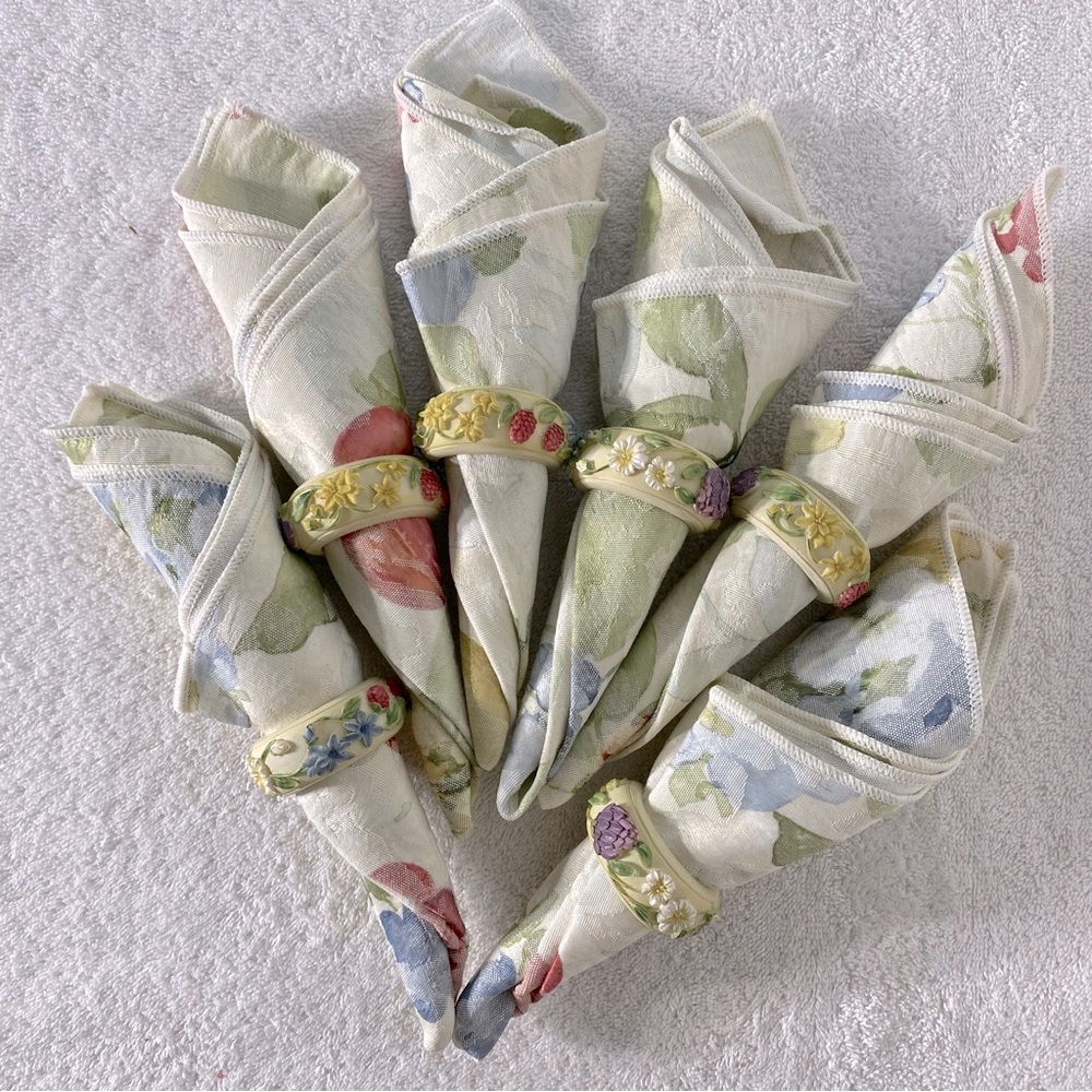 Vintage Floral Napkin Set with Textured Decorative Rings Cottagecore Grannycore